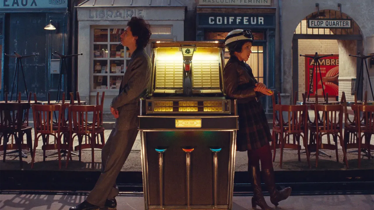 Benicio Del Toro and Owen Wilson in The French Dispatch (2021) – Searchlight Pictures