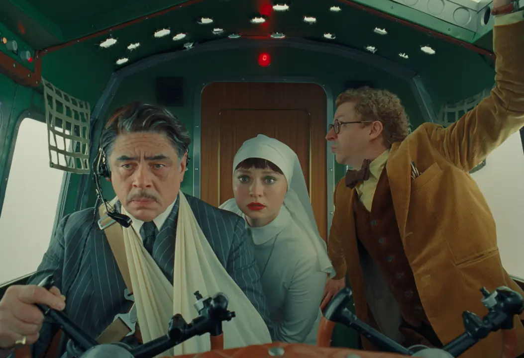 Benicio Del Toro and Mia Threapleton in The Phoenician Scheme (2025) – TPS Productions / Focus Features