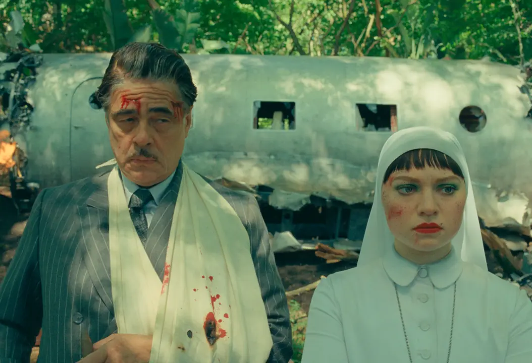 Benicio Del Toro and Mia Threapleton in The Phoenician Scheme (2025) – TPS Productions / Focus Features